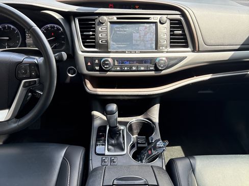 Used 2019 Toyota Highlander XLE FWD image 30