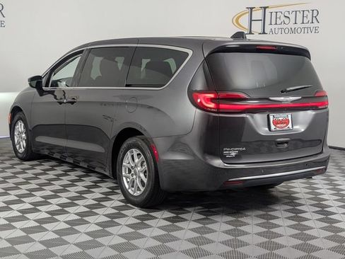 Used 2023 Chrysler Pacifica Touring-L FWD image 5