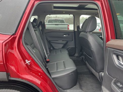 Used 2023 Nissan Rogue SV w/ SV Premium B Package image 3