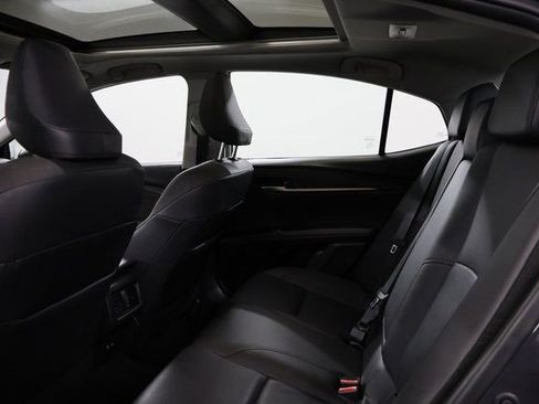 Used 2025 Toyota Camry XLE image 32