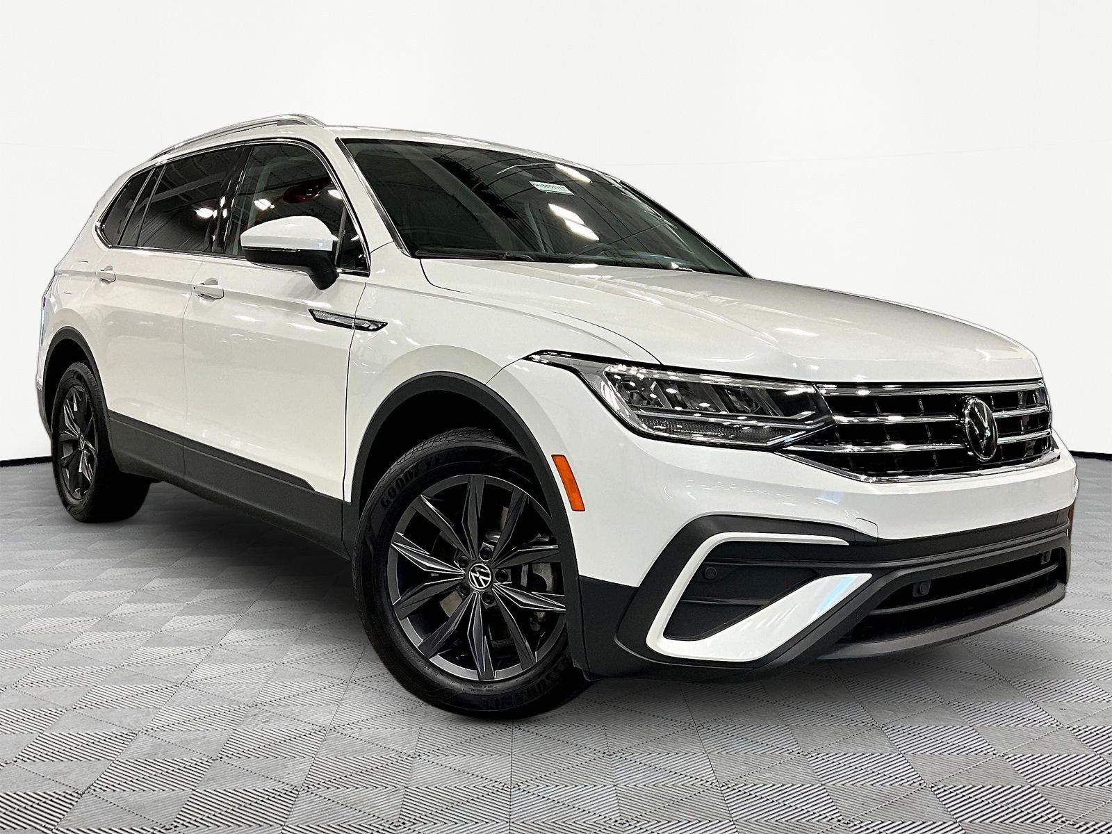 Used 2023 Volkswagen Tiguan SE w/ Panoramic Sunroof Package AWD/4WD image 3