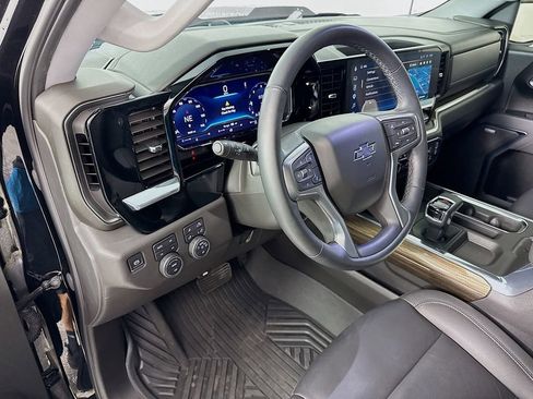 Used 2025 Chevrolet Silverado 1500 LT Trail Boss w/ LT Trail Boss Premium Package AWD/4WD image 9