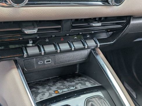 Used 2023 GMC Canyon Denali image 32