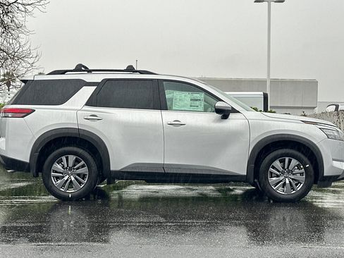 New 2025 Nissan Pathfinder SV image 3