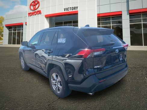 Used 2022 Toyota RAV4 LE AWD/4WD image 4