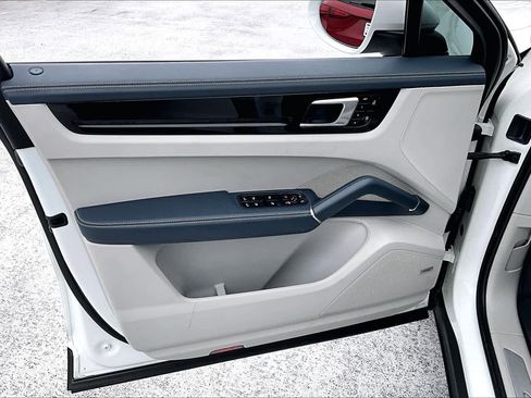 Used 2021 Porsche Cayenne Coupe image 20