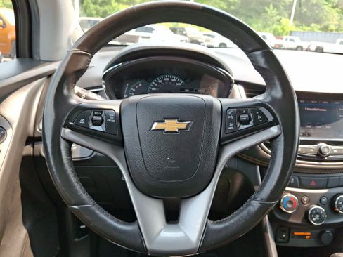 Used 2022 Chevrolet Trax LT w/ LT Convenience Package AWD/4WD image 18