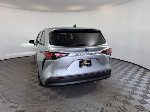 Used 2021 Toyota Sienna XLE image 9