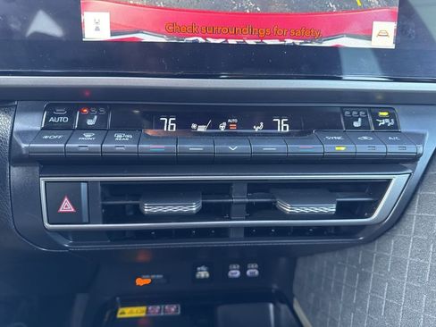 Used 2025 Toyota Camry XLE image 7