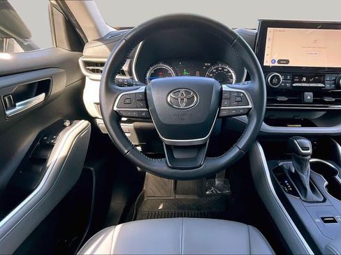 Used 2023 Toyota Highlander XLE AWD/4WD image 5