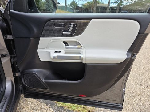 Used 2020 Mercedes-Benz GLB 250 4MATIC image 24