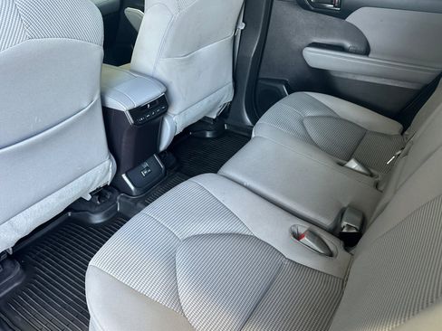 Used 2022 Toyota Highlander LE FWD image 11