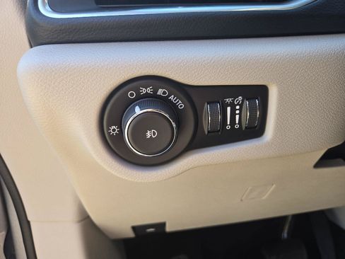 Used 2019 Chrysler Pacifica Touring-L Plus w/ Tire & Wheel Group FWD image 16
