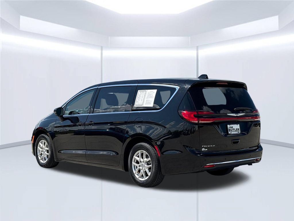 Used 2024 Chrysler Pacifica Touring-L FWD image 4