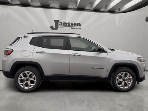Used 2025 Jeep Compass Latitude image 5