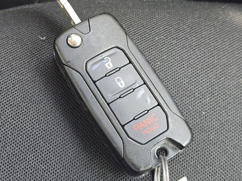 Used 2015 Jeep Renegade Latitude FWD image 27