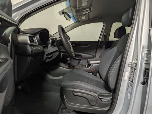 Used 2019 Kia Sorento L FWD image 11