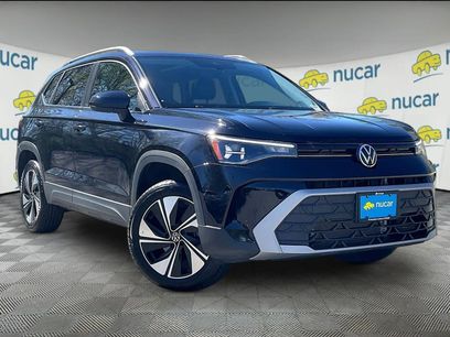 Used 2025 Volkswagen Taos SE w/ Panoramic Sunroof Package