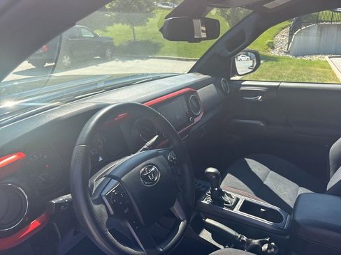 Used 2020 Toyota Tacoma TRD Sport w/ Technology Package AWD/4WD image 15