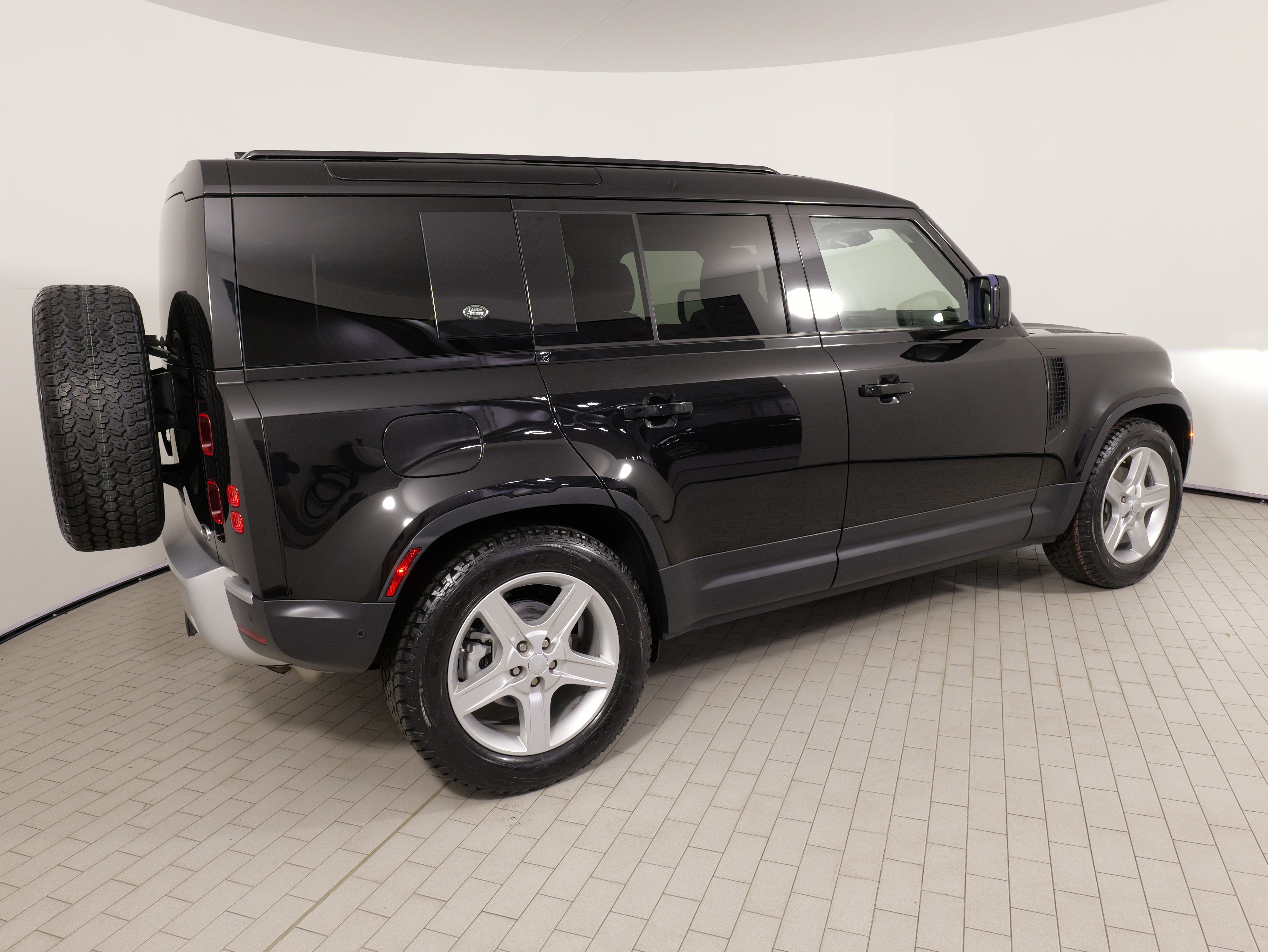 Used 2020 Land Rover Defender 110 SE AWD/4WD image 11
