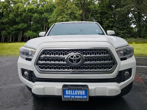 Used 2017 Toyota Tacoma TRD Sport RWD image 2