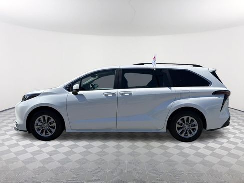 Certified 2025 Toyota Sienna XLE FWD image 13
