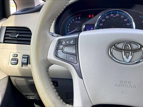 Used 2011 Toyota Sienna XLE w/ Entertainment Pkg FWD image 16