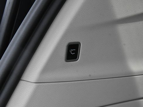 Used 2023 Chrysler Pacifica Touring-L FWD image 46
