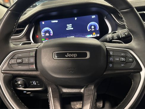 Used 2023 Jeep Grand Cherokee Limited image 23