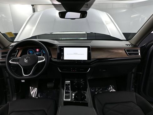 Used 2025 Volkswagen Atlas SE image 24