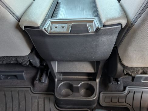 Used 2025 Toyota Sienna LE FWD image 8