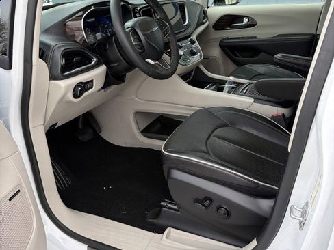 Used 2024 Chrysler Pacifica Limited w/ Uconnect Theater Family Group image 9