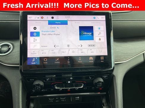 Used 2023 Jeep Grand Cherokee Limited w/ Black Appearance Package image 12