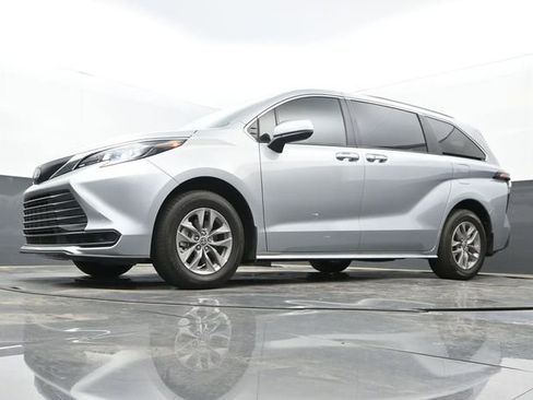 Used 2025 Toyota Sienna LE image 12