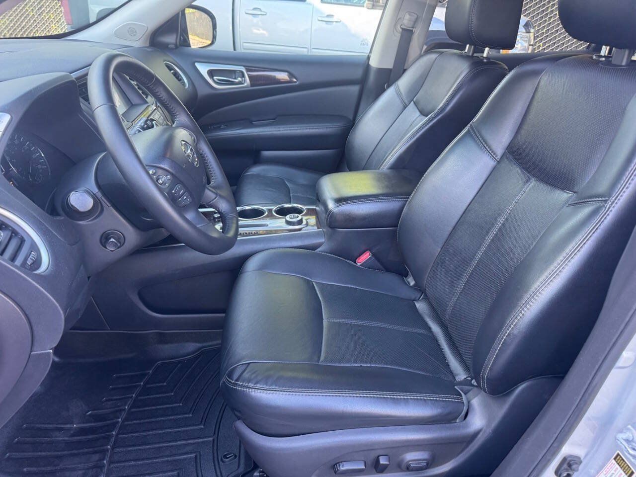 Used 2015 Nissan Pathfinder Platinum w/ Family Entertainment Package FWD image 8