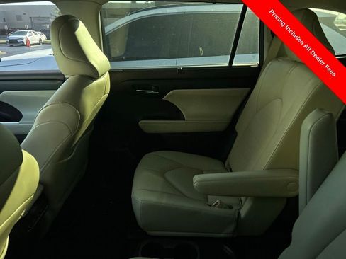 Used 2021 Toyota Highlander XLE AWD/4WD image 11