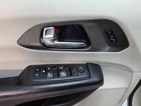 Used 2022 Chrysler Pacifica Touring-L FWD image 25
