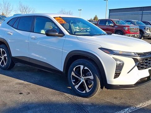 Certified 2024 Chevrolet Trax RS w/ Driver Confidence Package image 2