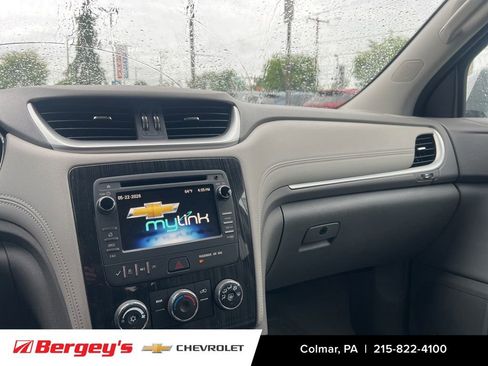 Used 2016 Chevrolet Traverse LT w/ Style and Technology Package FWD image 9