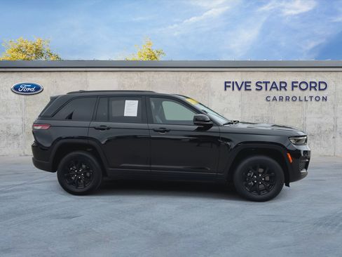 Used 2025 Jeep Grand Cherokee Altitude AWD/4WD image 9