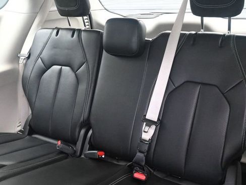 Used 2023 Chrysler Pacifica Touring-L image 9