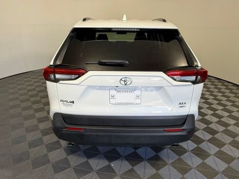 Used 2019 Toyota RAV4 XLE AWD/4WD image 5