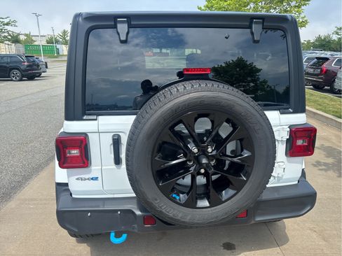 Used 2023 Jeep Wrangler Unlimited Sahara w/ Cold Weather Group AWD/4WD image 9