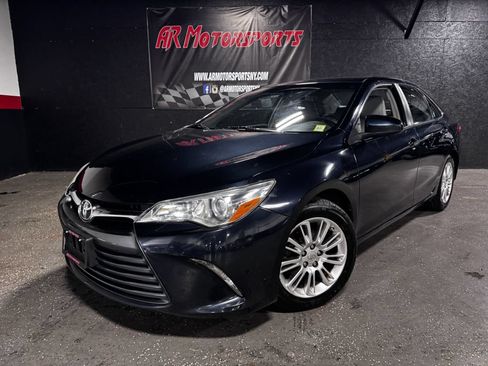 Used 2015 Toyota Camry LE FWD image 1