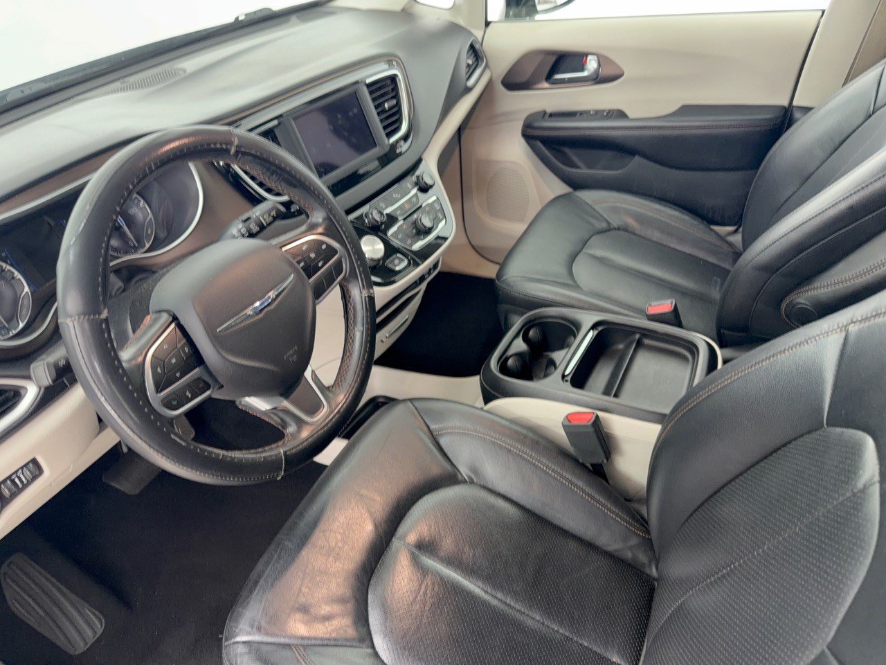 Used 2019 Chrysler Pacifica Touring-L FWD image 4