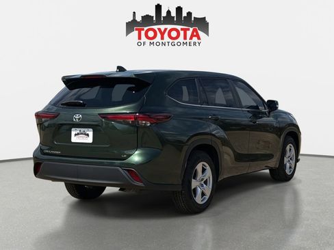 Used 2024 Toyota Highlander LE image 3