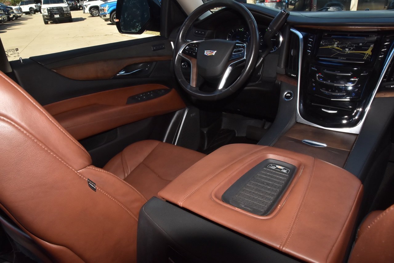 Used 2019 Cadillac Escalade Premium Luxury w/ Escalade Sport Edition AWD/4WD image 16