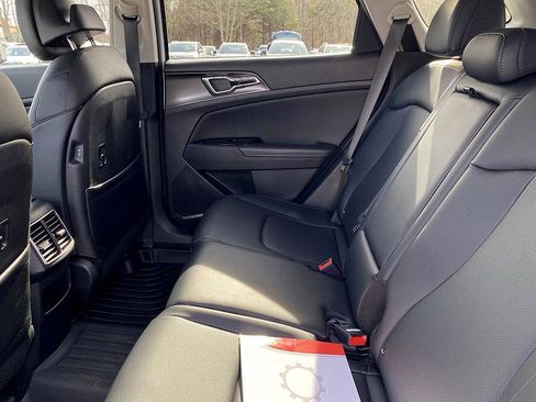 Used 2025 Kia Sportage EX image 12