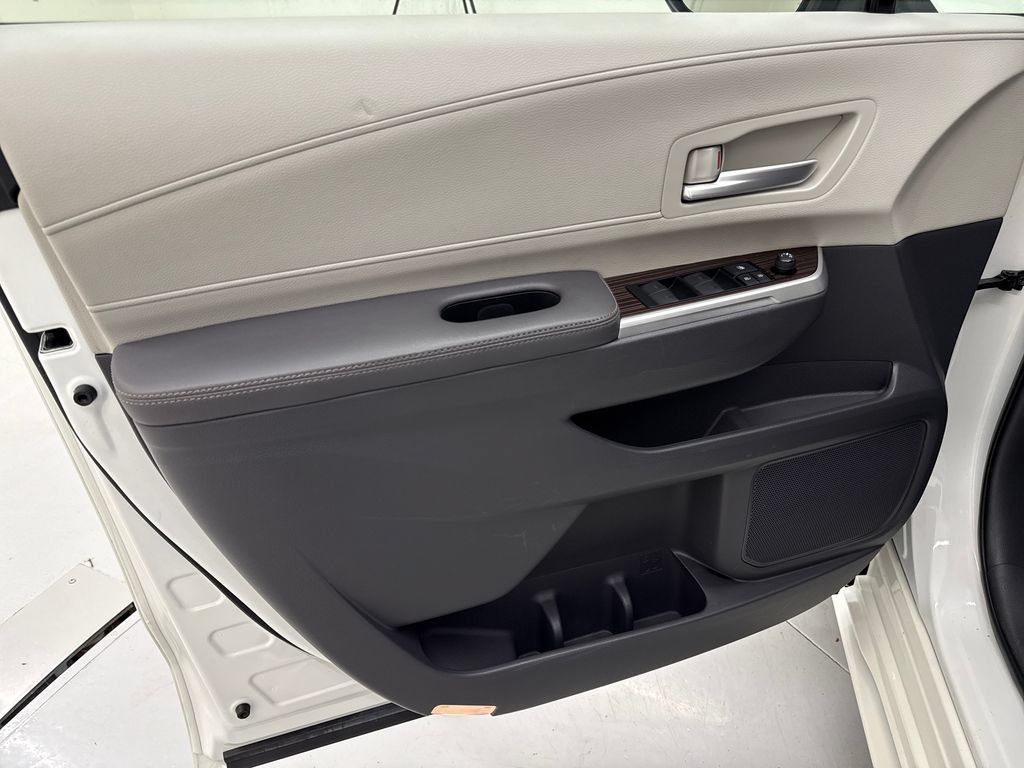 Used 2021 Toyota Sienna XLE w/ XLE Plus Package FWD image 12