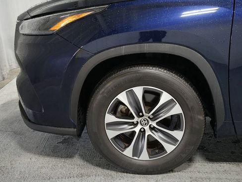 Certified 2023 Toyota Highlander XLE image 5